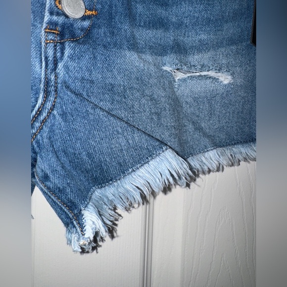 💙 NWT! Blank NYC Button Fly Distressed Shorts - Picture 4 of 6